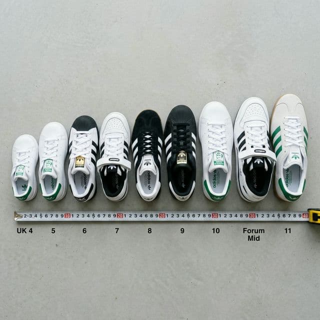 Zapatillas Adidas de distintos modelos y talles con cinta métrica