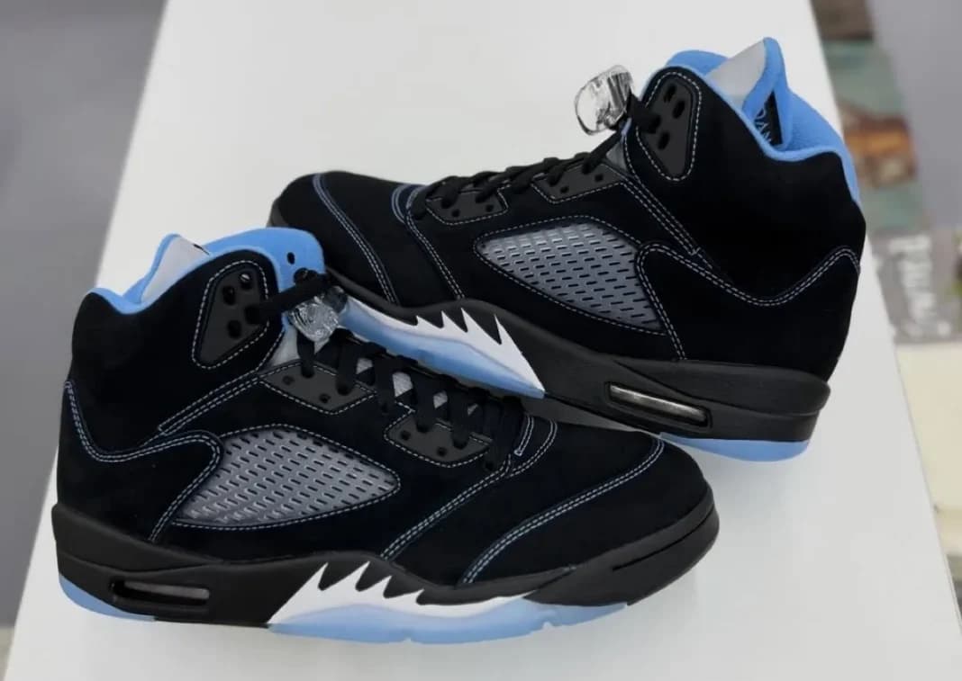Air Jordan 5 Black University Blue 2026 con nubuck negro y acentos azules