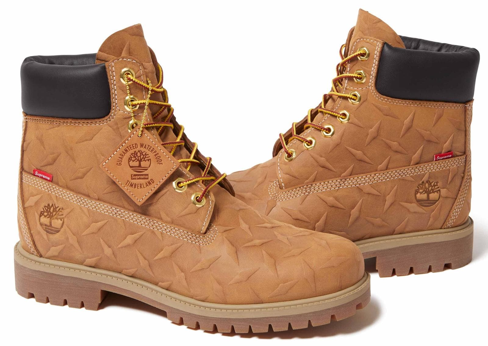 Par de botas Supreme x Timberland Diamond Plate 6-Inch en color Wheat con relieve de chapa antideslizante y etiqueta roja de Supreme