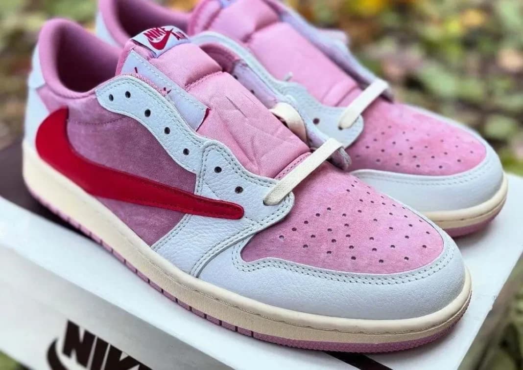 Travis Scott x Air Jordan 1 Low OG Shy Pink en colorway Muslin, Shy Pink, Sail y University Red