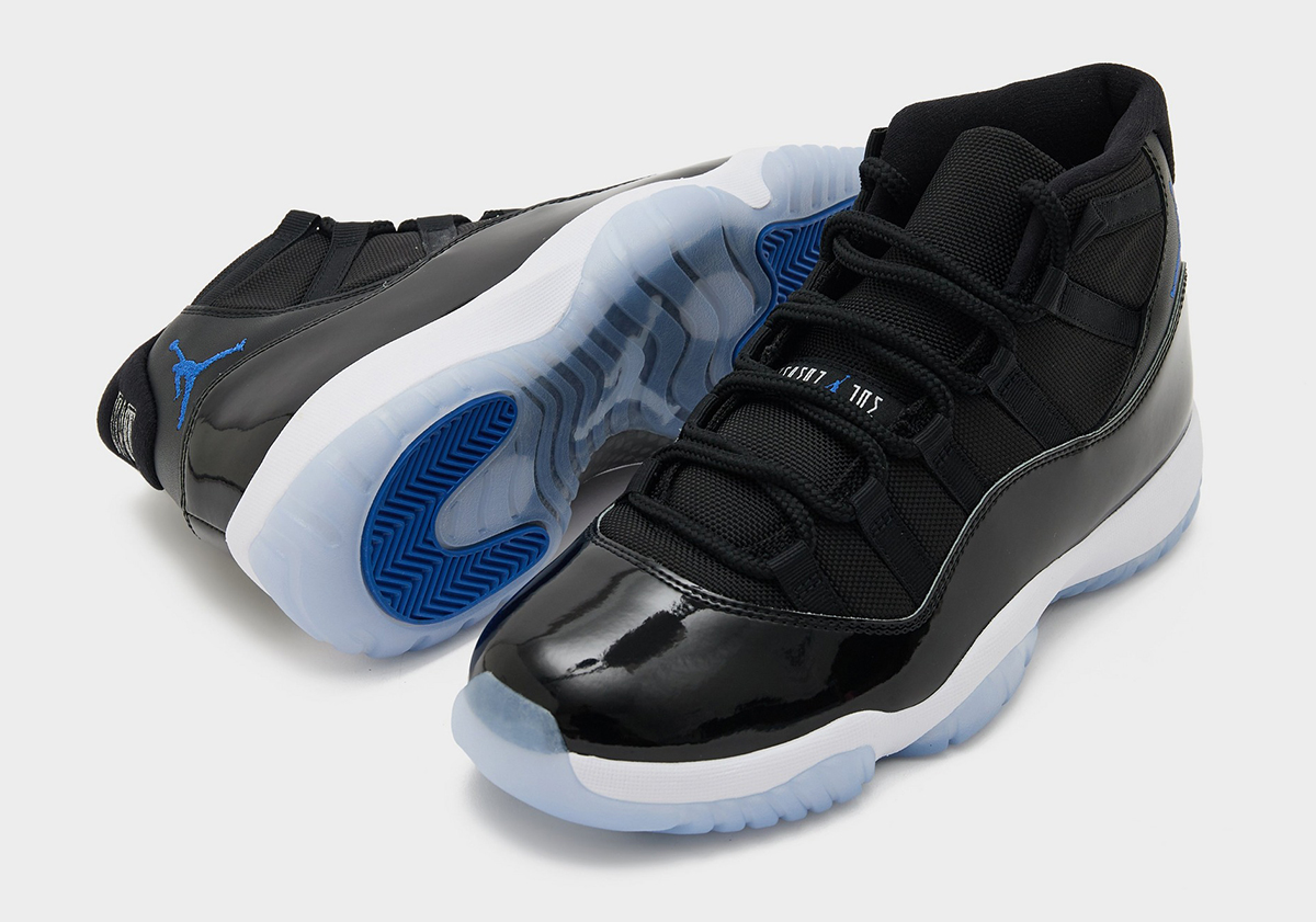 Air Jordan 11 Space Jam 2026 mostrando la suela translúcida con pods azules