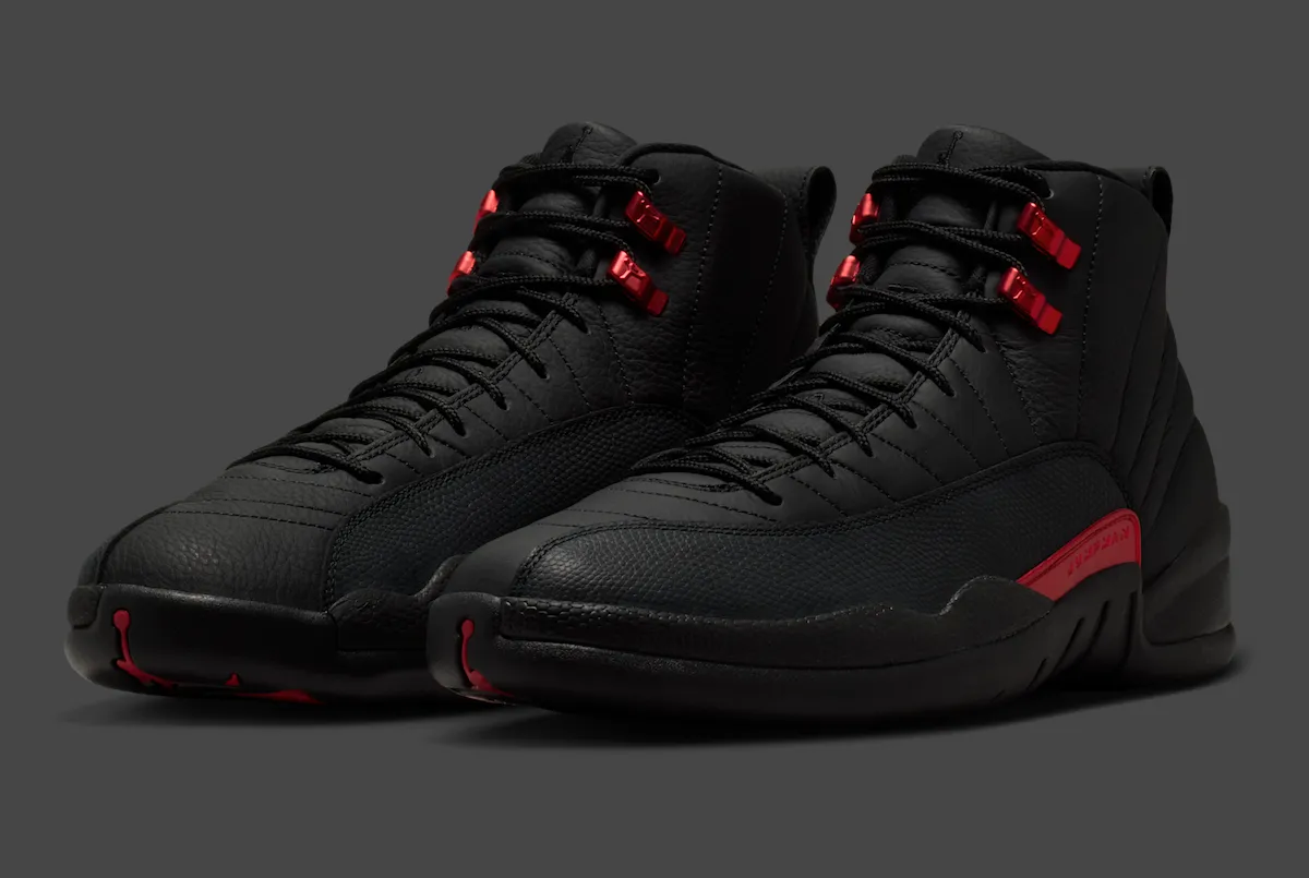 Vista detallada del Air Jordan 12 Bloodline mostrando los eyelets metálicos rojos
