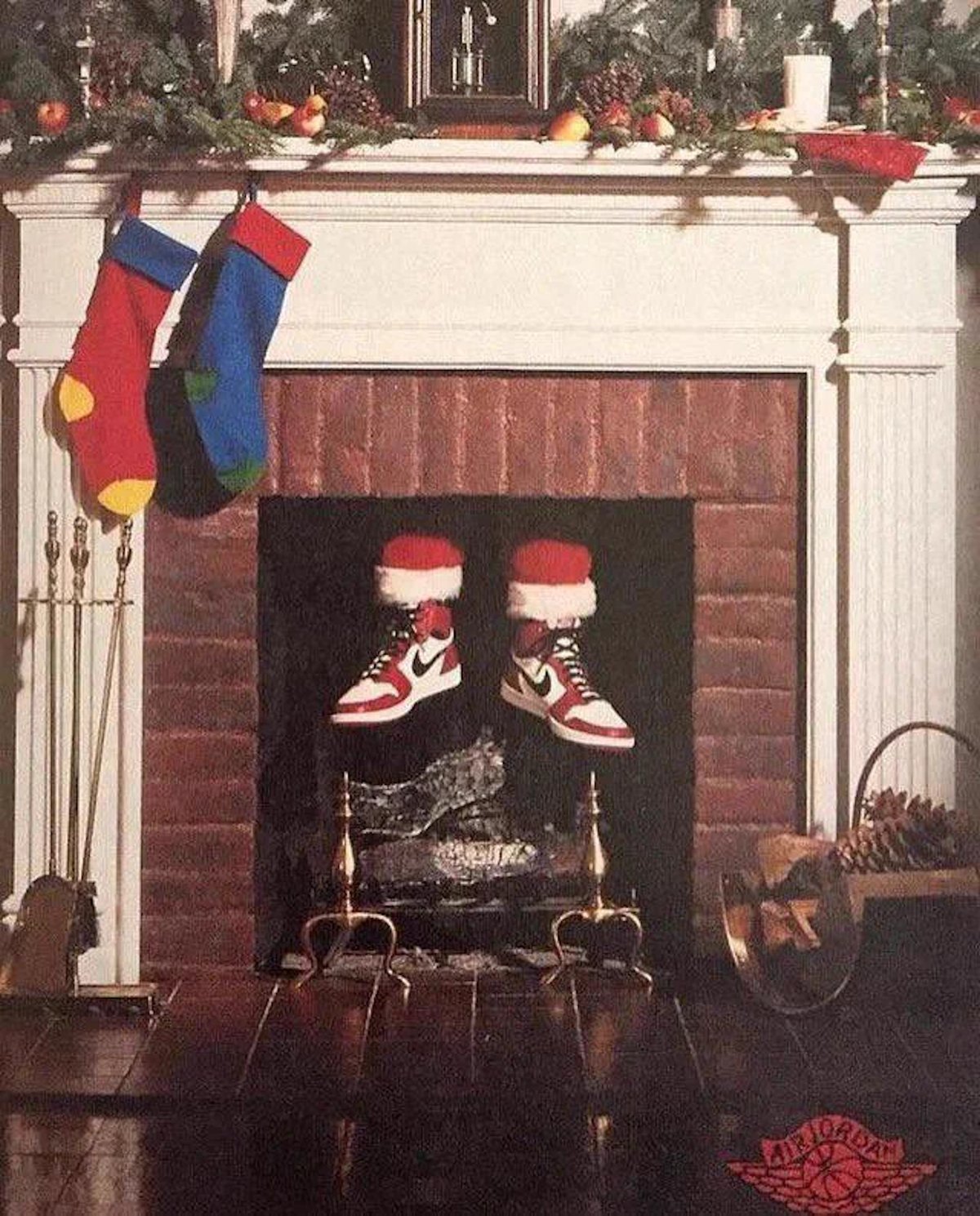 Anuncio navideño de Nike de 1985 con las piernas de Papá Noel asomando en la chimenea con Air Jordan 1 Chicago