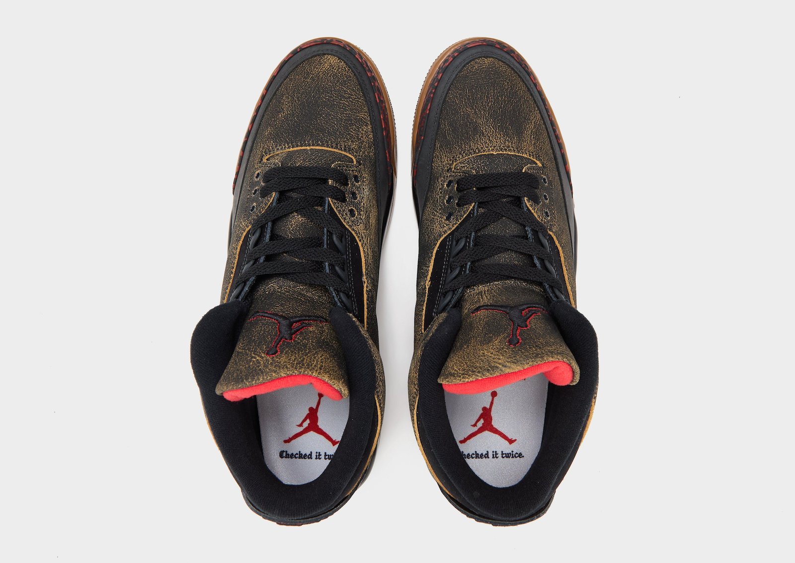 Vista superior del Air Jordan 3 Not Nice con plantillas que dicen Checked it twice y Jumpman rojo