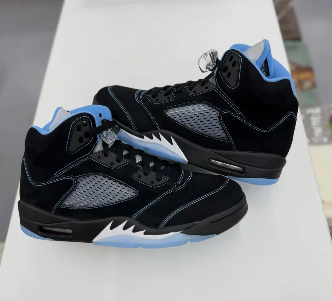 Vista detallada del Air Jordan 5 Black University Blue con lengüeta 3M