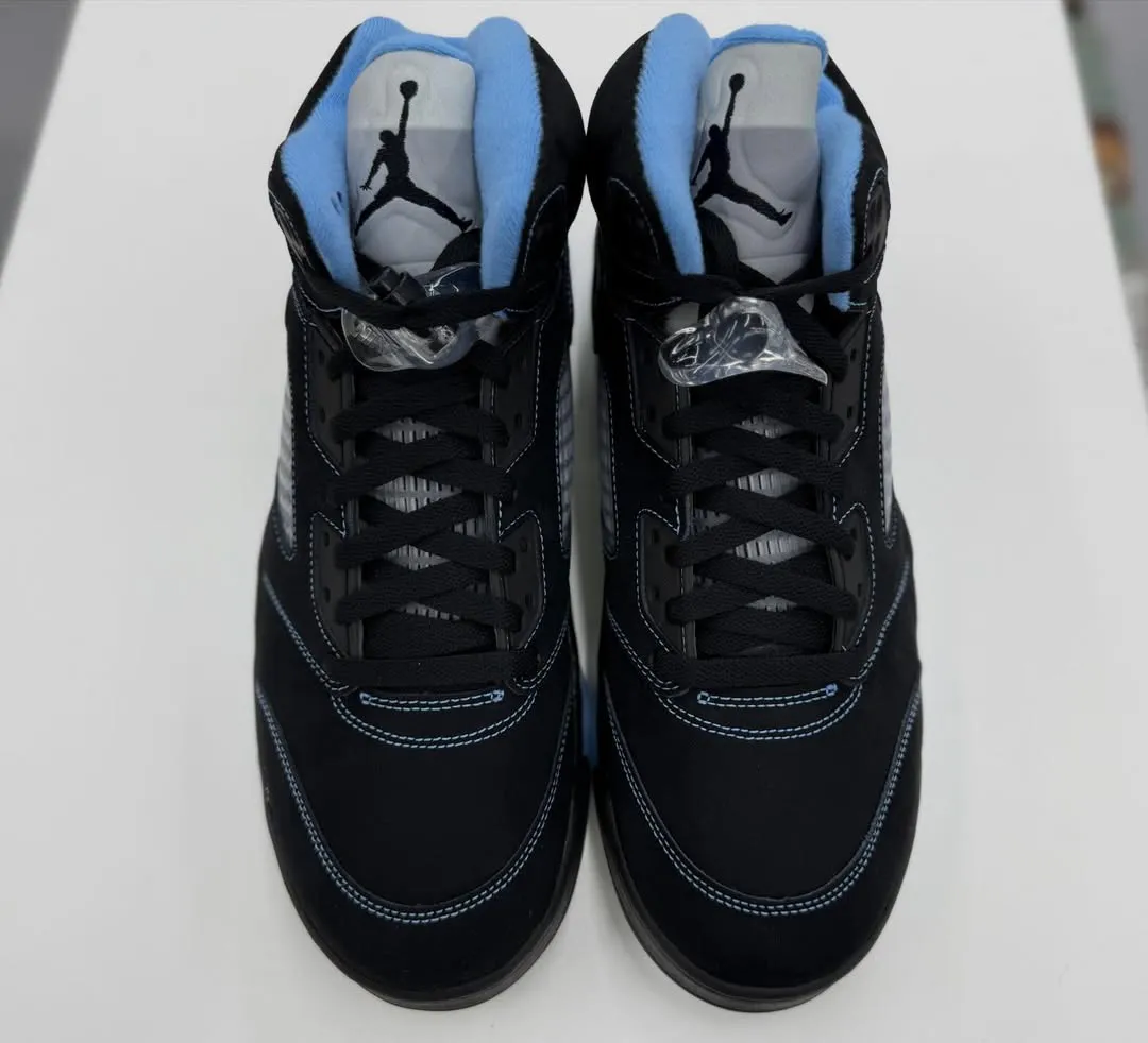Vista del par Air Jordan 5 Black University Blue