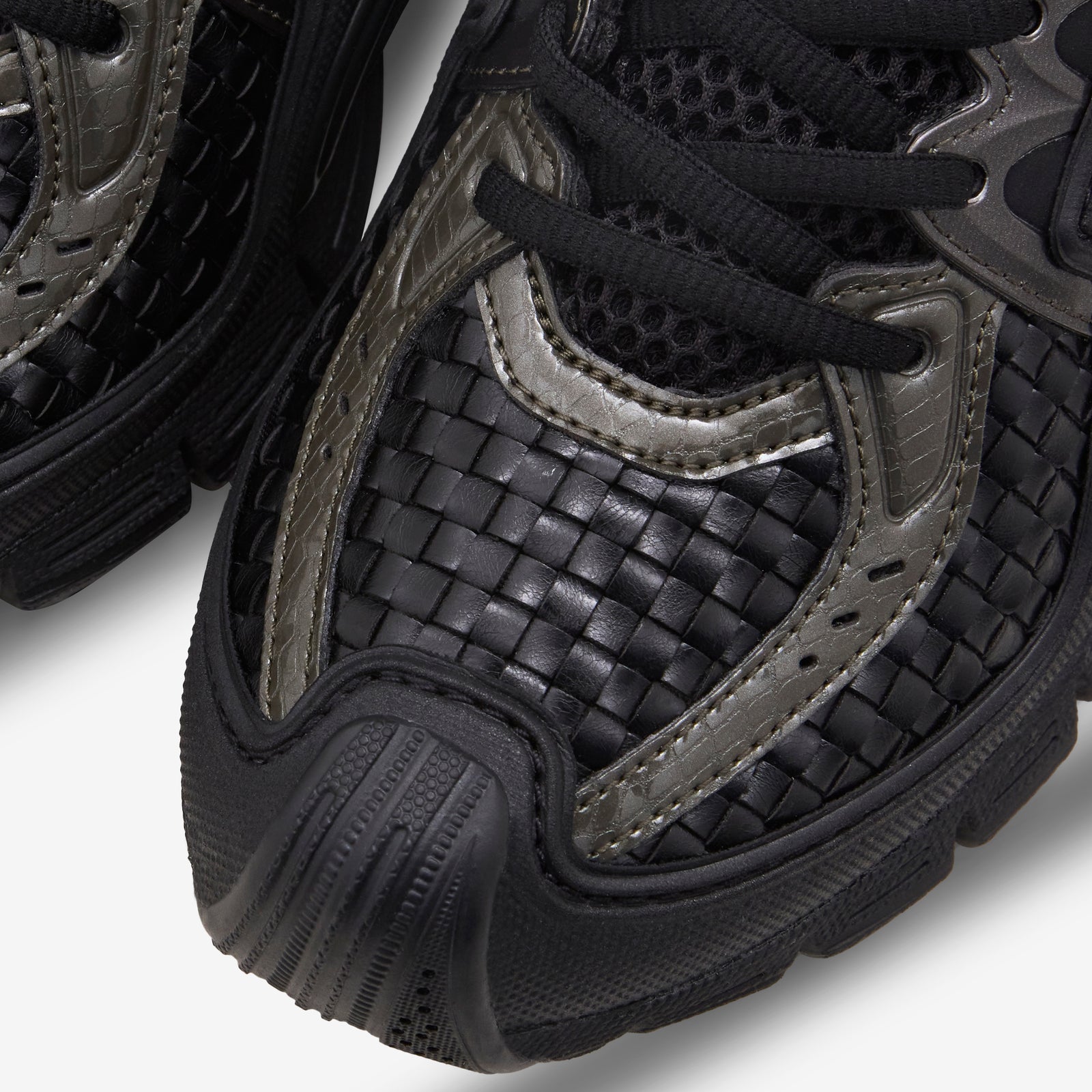 Detalle de la puntera tejida y los overlays gunmetal con textura de serpiente de la Above the Clouds x ASICS GEL-SD LYTE