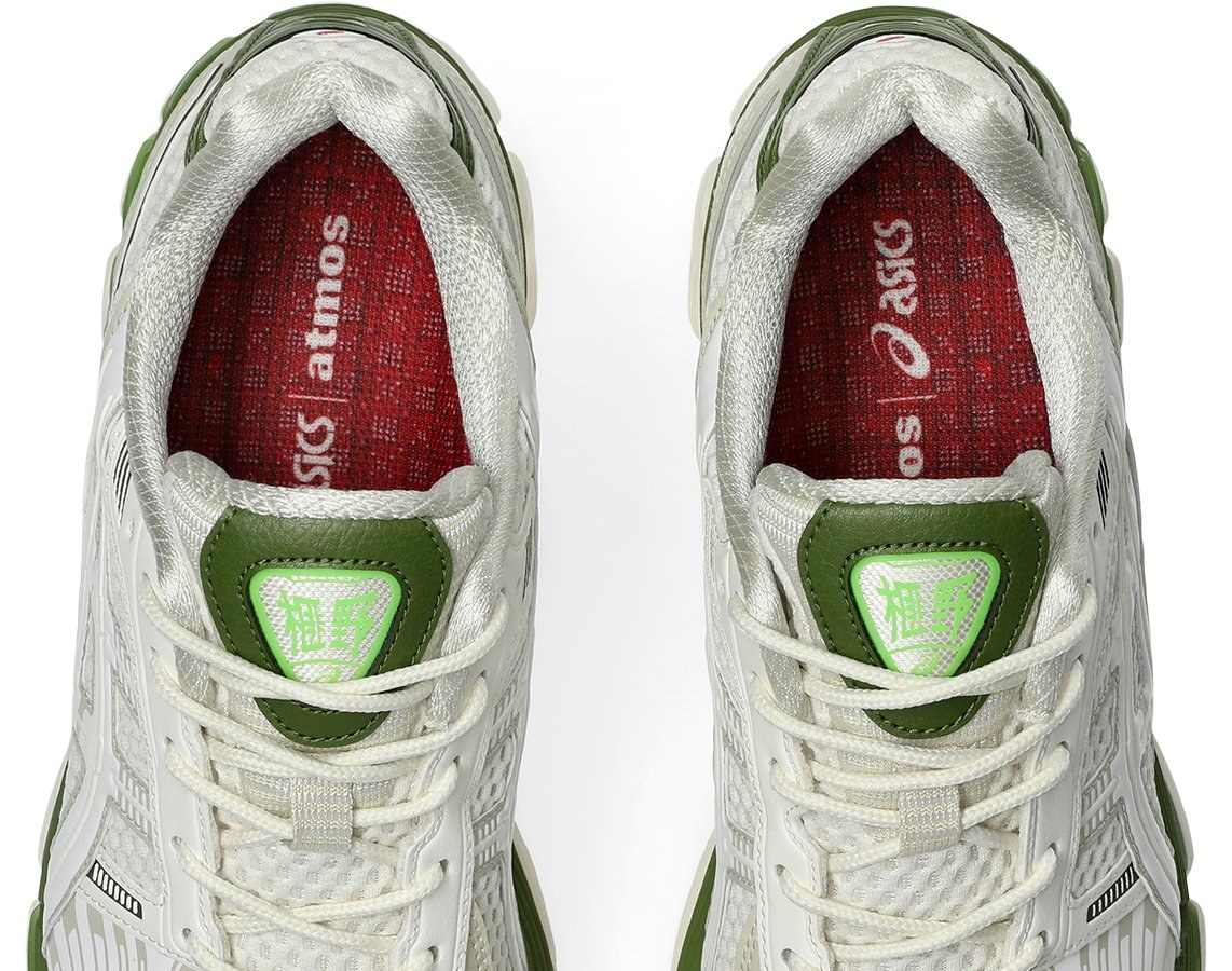 Vista superior de la atmos x ASICS GEL-KAYANO 12.1 con plantillas rojas co-brandeadas y etiqueta verde neón en la lengüeta