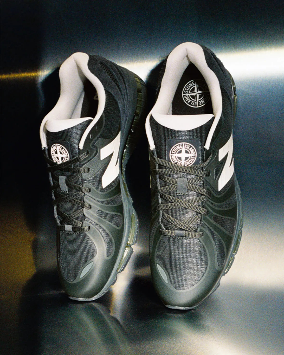 Vista del par Stone Island x New Balance 1890