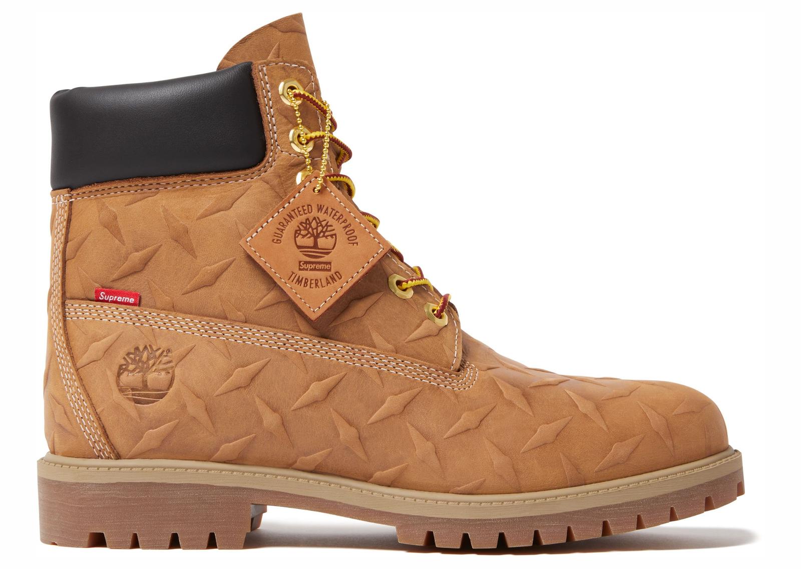 Vista lateral de la Supreme x Timberland Diamond Plate 6-Inch Wheat con ojales dorados, etiqueta colgante co-branded y árbol grabado en el talón