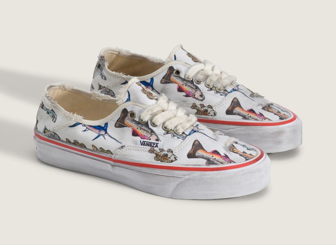 Vansza Authentic Kickdown de SZA x Vans en lona blanca envejecida con ilustraciones de peces y línea roja en la mediasuela