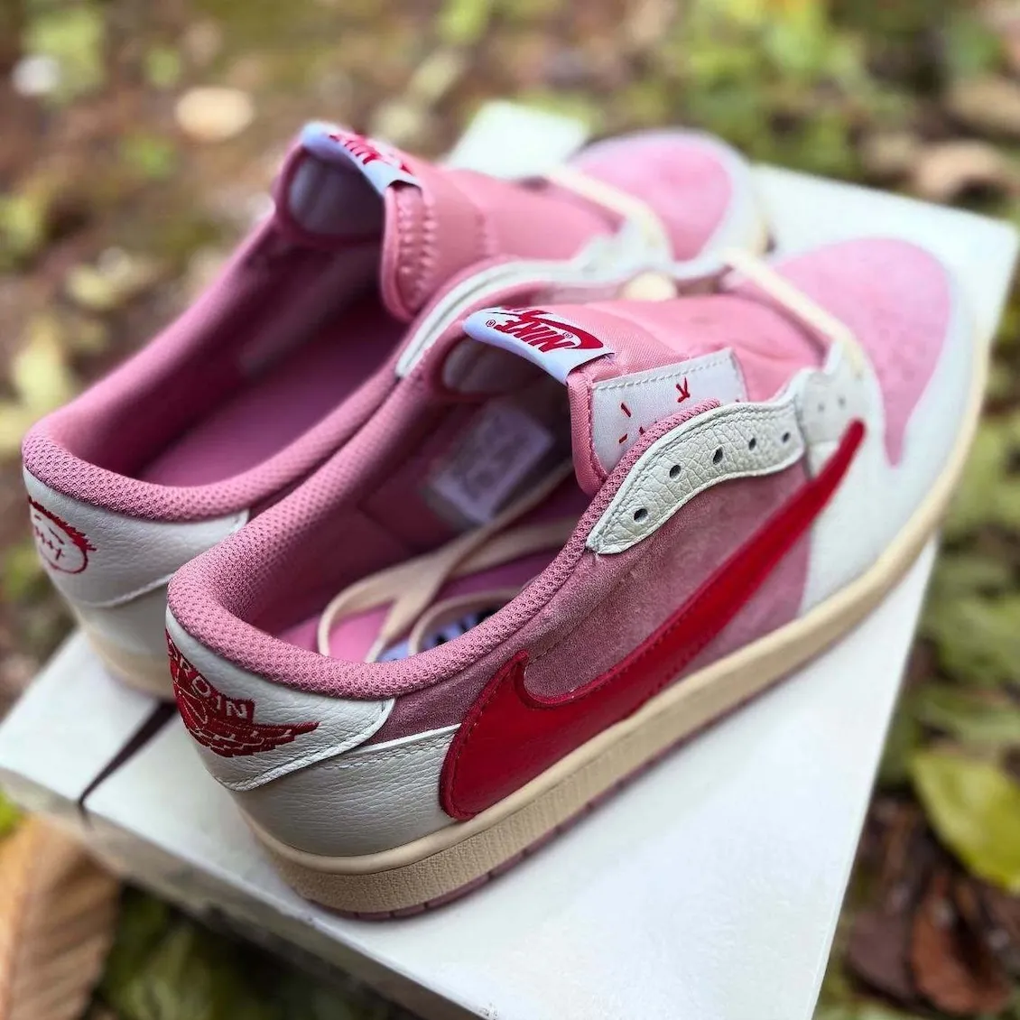 Vista detallada de la Travis Scott AJ1 Low Shy Pink mostrando el cuero y suede