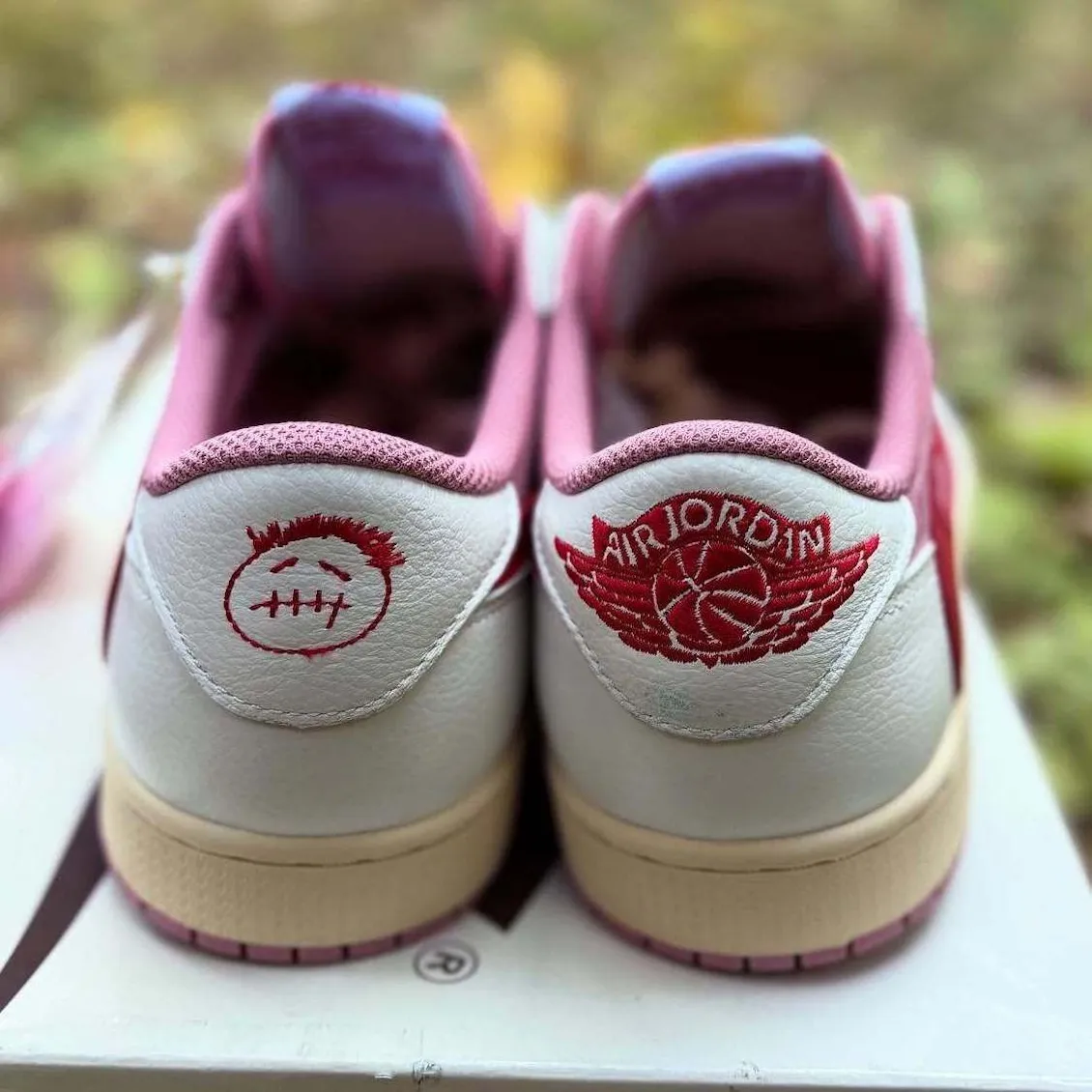 Vista del par Travis Scott Air Jordan 1 Low Shy Pink
