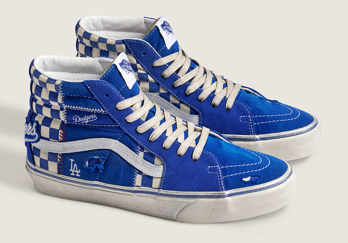 Par de Vans Sk8-Hi Los Angeles Dodgers en azul con damero, gamuza, Jazz Stripe blanca, logo LA bordado y roturas de fábrica en la puntera